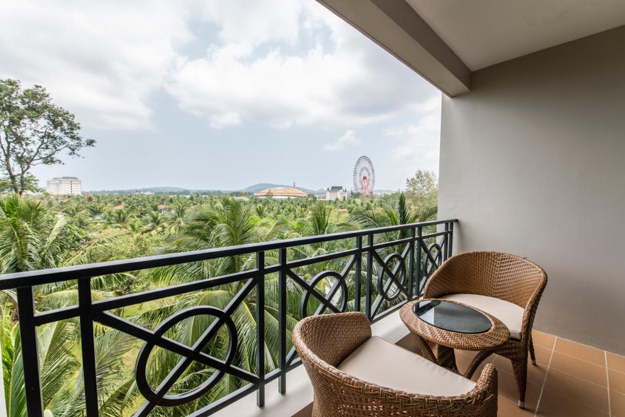 Vinpearl Resort & Spa Duong Dong Exterior foto A balcony at a hotel in Vietnam