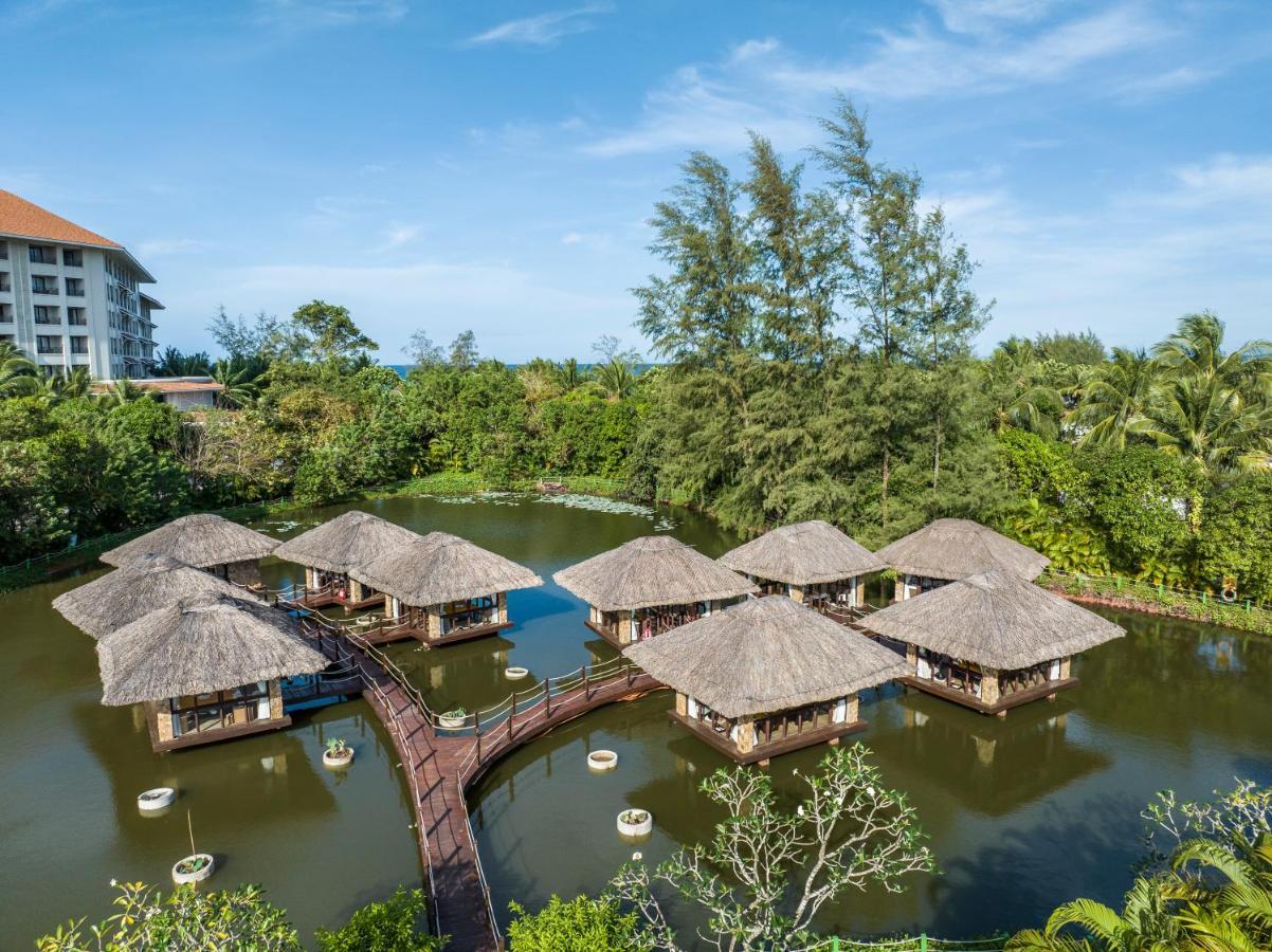Vinpearl Resort & Spa Duong Dong Exterior foto The resort's floating bungalows