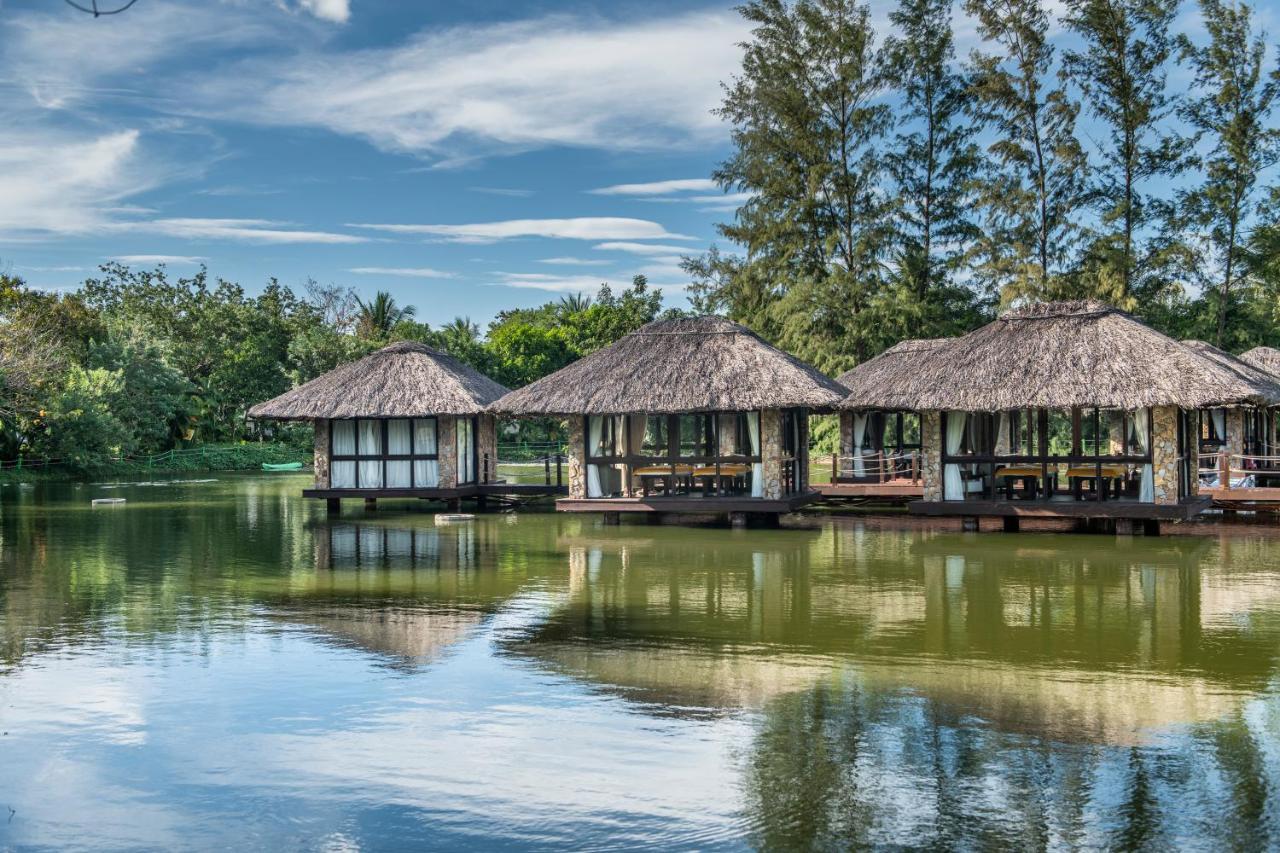 Vinpearl Resort & Spa Duong Dong Exterior foto The resort's lake