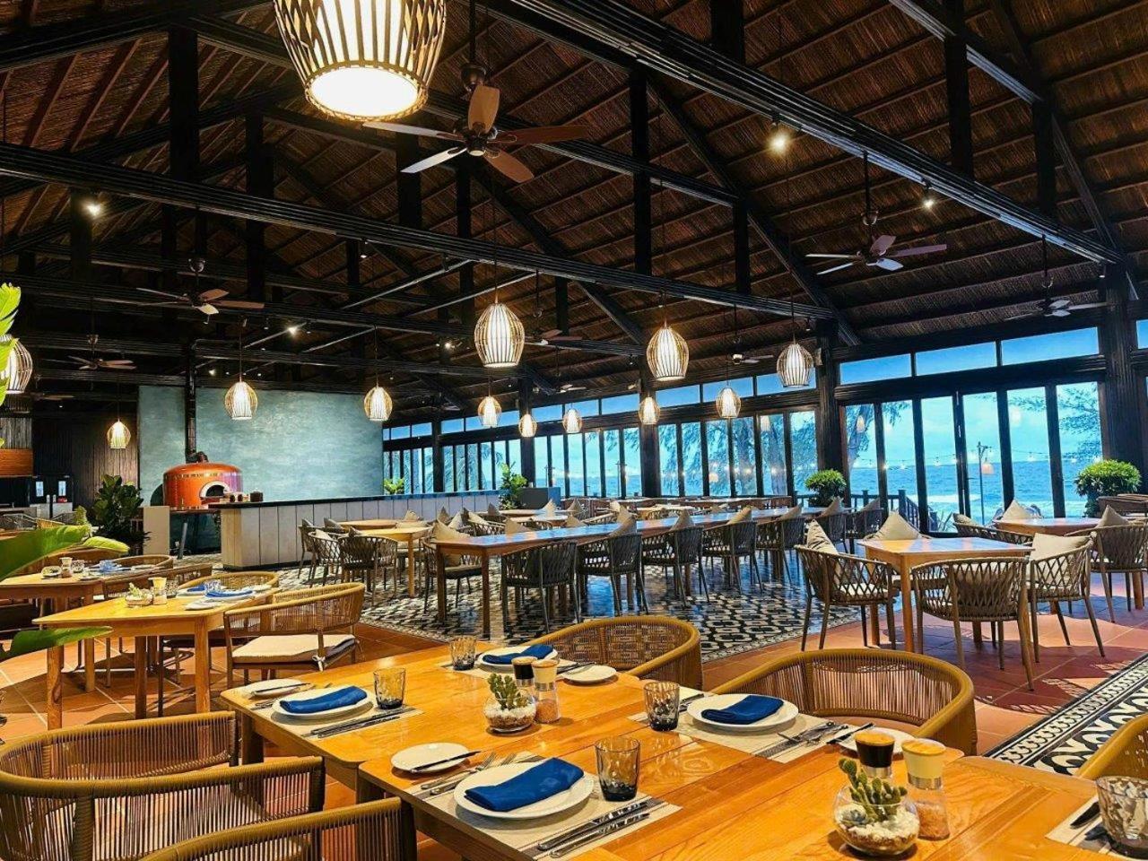 Vinpearl Resort & Spa Duong Dong Exterior foto The interior of the restaurant