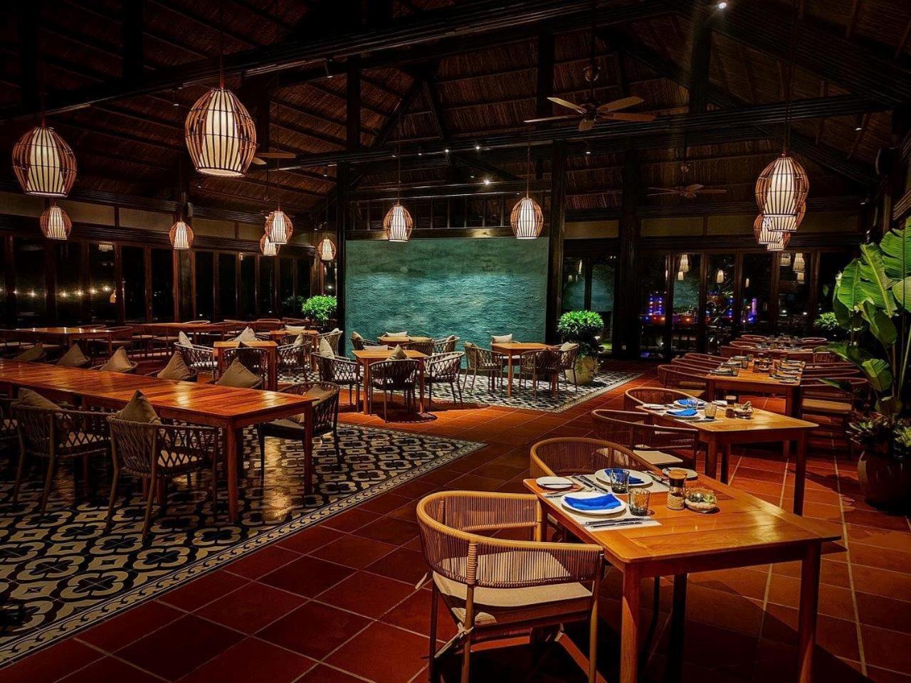 Vinpearl Resort & Spa Duong Dong Exterior foto The restaurant at the resort