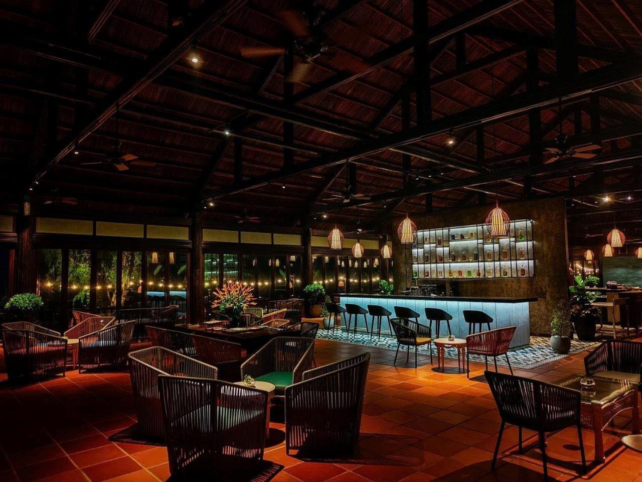 Vinpearl Resort & Spa Duong Dong Exterior foto The bar at the resort